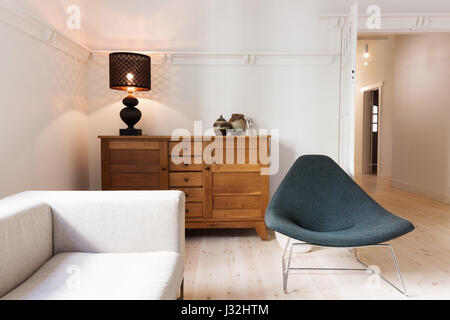 Board Buffet Stuhl und Lampe in einer luxuriösen Wohnung Renovierung in Australien Stockfoto