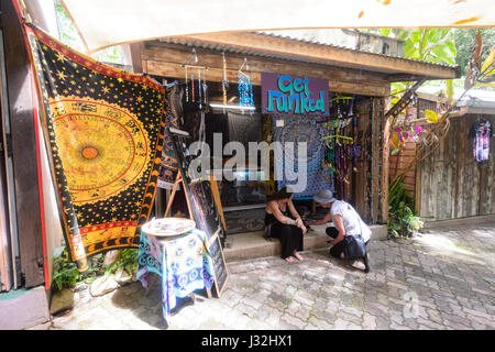 Klein shop "Platten zu bekommen", in der ursprünglichen Regenwald Markt Dorf Kuranda, Far North Queensland, FNQ, QLD, Australien Stockfoto