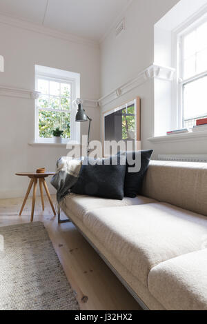Vertikale Luxus neutral Innenraum konstruiert Wohnzimmer Stockfoto