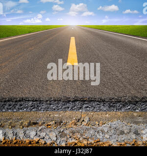 Querschnitt und Schicht der Asphaltstraße, perspektivische Ansicht. Stockfoto