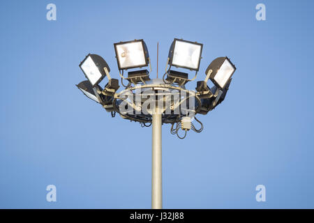 Licht-Stadion oder Sport Beleuchtung isolierten auf weißen Hintergrund. Stockfoto