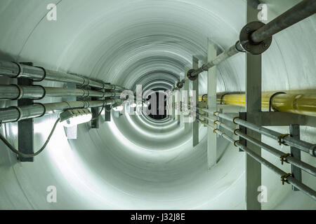 Unterirdischen Tunnel die Anschlussrohre aus dem alten Werk in das neue Werk für Transportgas und elektrische Leitung. Stockfoto