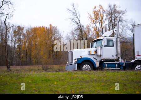 Große Classic Professional Big Rig Semi Truck mit ausgefallenen Dachspoiler und Chrom details trägt die Anhänger eine landschaftlich reizvolle Fahrt entlang der Herbst Stockfoto