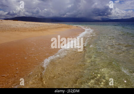 Sturm über Wet Tropics Berge gesehen vom Strand auf Normanby Insel, Frankland Islands, Great Barrier Reef, Queensland, Australien Stockfoto