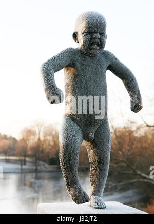 Weinend verwöhntes Kind Statue im Vigeland Skulpturenpark, Oslo, Norwegen Stockfoto