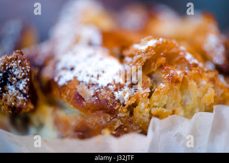 Eine kleine Portion Dessert der einzelnen testy Apfelkuchen mit Blätterteig und goldenen braunen knusprig oben, bestäubt mit Puderzucker in Form von Kuchen gebacken Stockfoto