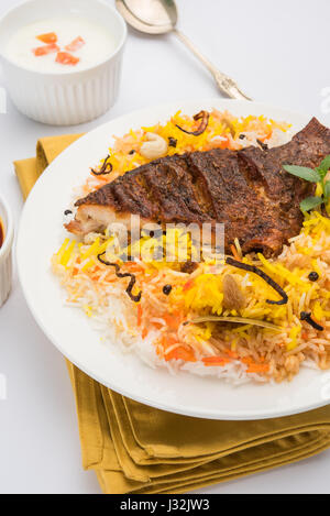 Biryani Fisch oder Fisch Reis - beliebte indische nicht-vegetarische Rezept Fisch mariniert mit indischen Gewürzen, frische Kräutern und mit Basmati-Reis, gekocht s Stockfoto