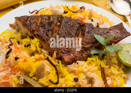 Biryani Fisch oder Fisch Reis - beliebte indische nicht-vegetarische Rezept Fisch mariniert mit indischen Gewürzen, frische Kräutern und mit Basmati-Reis, gekocht s Stockfoto