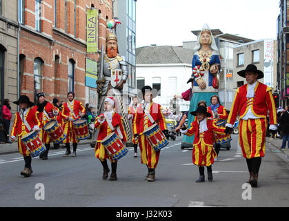 Aalst, Belgien, 7. Februar 2016: Unbekannter Teilnehmer und "aalsterse Riesen", während der jährliche Karnevalsumzug in Aalst, einem UNESCO anerkannt Stockfoto