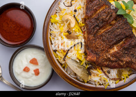 Biryani Fisch oder Fisch Reis - beliebte indische nicht-vegetarische Rezept Fisch mariniert mit indischen Gewürzen, frische Kräutern und mit Basmati-Reis, gekocht s Stockfoto