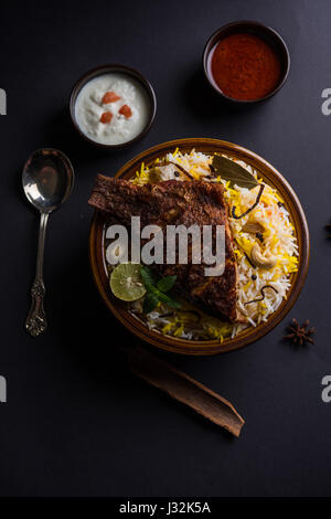 Biryani Fisch oder Fisch Reis - beliebte indische nicht-vegetarische Rezept Fisch mariniert mit indischen Gewürzen, frische Kräutern und mit Basmati-Reis, gekocht s Stockfoto