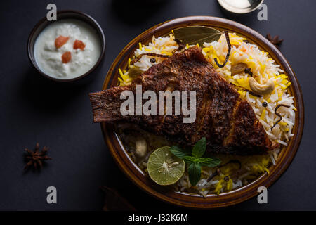 Biryani Fisch oder Fisch Reis - beliebte indische nicht-vegetarische Rezept Fisch mariniert mit indischen Gewürzen, frische Kräutern und mit Basmati-Reis, gekocht s Stockfoto