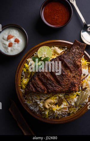 Biryani Fisch oder Fisch Reis - beliebte indische nicht-vegetarische Rezept Fisch mariniert mit indischen Gewürzen, frische Kräutern und mit Basmati-Reis, gekocht s Stockfoto