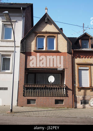 Dieses Bild stellt einen Blick auf die Straße Gro,waldstraße dar, wahrscheinlich ein Teil eines städtischen Gebiets mit typischer Architektur und Straßenszenen. Es zeigt ein Segment der Straße, das in einem Bild erfasst wurde. Stockfoto