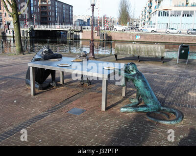Ein Bild, das Kunst zeigt, ausgestellt in Zoutkeetsplein, Amsterdam. Diese öffentliche Kunstinstallation ist Teil einer Gemeinschaftsinitiative, die Kunst in urbane Räume bringt und Kreativität und kulturelles Engagement in der Stadt hervorhebt. Stockfoto