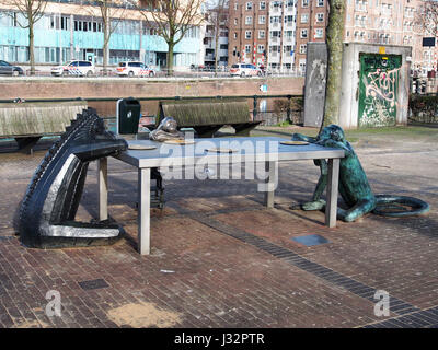 Dieses Foto zeigt ein öffentliches Kunstwerk, das auf dem Amsterdamer Platz Zoutkeetsplein ausgestellt wird, bekannt für seine zeitgenössischen künstlerischen Installationen in einem urbanen Umfeld. Stockfoto