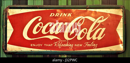Dieser Coca-Cola-Werbespot in Emaille wird im Louwman Museum ausgestellt und zeigt ein klassisches Beispiel für Vintage-Werbung. Die Werbung wirbt für Coca-Cola, eine der weltweit anerkanntesten Getränkemarken, mit einem hellen, auffälligen Design, das typisch für das Marketing der Mitte des 20. Jahrhunderts ist. Stockfoto