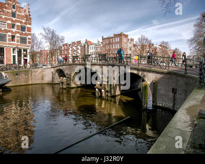 Dieses Foto zeigt die Brücke 59 (Lekkeresluis) in der Amsterdamer Brouwersgracht, die über den Prinsengracht-Kanal führt. Die Brücke ist ein ikonisches Stück des Amsterdamer Kanalnetzes, bekannt für seine charmante und historische Struktur. Das Bild fängt das Wesen der urbanen Schönheit der Stadt ein und zeigt die komplexen Kanäle und Brücken, die Amsterdams Landschaft prägen. Stockfoto
