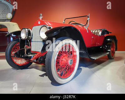Der 1920 Stutz Bearcat ist ein klassischer amerikanischer Sportwagen mit einem 6-Liter-Vierzylindermotor und 80 PS. Es war bekannt für seine Geschwindigkeit und Leistung während des frühen 20. Jahrhunderts und ist ein Symbol für Vintage-Automobiltechnik. Stockfoto