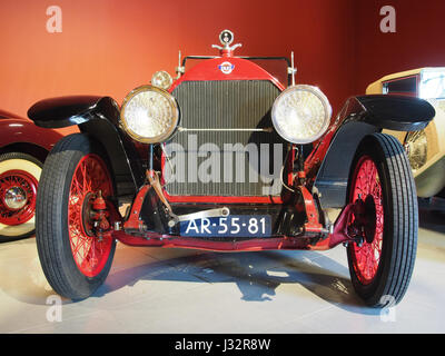 Der 1920er Stutz Bearcat ist ein klassisches Automobil, das für seinen 6-Liter-Motor und 80 PS bekannt ist. Es war ein Hochleistungswagen aus dem frühen 20. Jahrhundert, der für seine Geschwindigkeit und seine Technik geschätzt wurde. Stockfoto