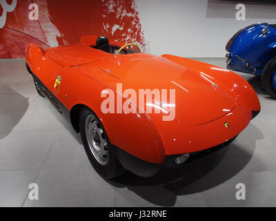 Der 1955 Abarth 207 A Spdier Corsa Boano ist ein klassischer Sportwagen mit 4-Zylinder-Motor und einer Leistung von 66 PS. Mit seinem 1,1-Liter-Motor kann er eine Höchstgeschwindigkeit von 180 km/h erreichen, was Abarths Fokus auf Leistung und Leichtbau widerspiegelt. Stockfoto