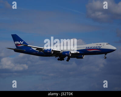 Eine Silk Way West Airlines Boeing 747-83QF am Flughafen Schiphol in den Niederlanden. Das Flugzeug ist Teil einer großen Flotte, die von der Cargo Airline betrieben wird und sich auf den internationalen Frachttransport spezialisiert hat. Stockfoto