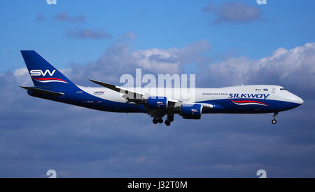 Die Boeing 747-83QF (VQ-BWY) von Silk Way West Airlines ist am Flughafen Schiphol in Amsterdam, Niederlande, abgebildet. Das Flugzeug ist Teil eines globalen Luftfrachtnetzes und unterstreicht seine Frachtkapazitäten als Schlüsselakteur in der internationalen Logistik. Stockfoto