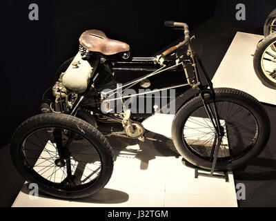 Foto eines de Dion-Bouton-Dreirads aus dem Jahr 1900, das das frühe Design dieses bahnbrechenden französischen Automobils zeigt und einen bedeutenden Schritt in der Automobilgeschichte darstellt. Stockfoto