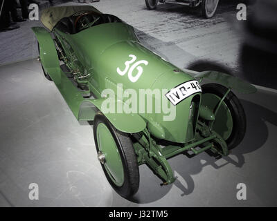 Der Benz Prince Heinrich 1910, ein Oldtimer mit 4-Zylinder-Motor und 80 PS, der 126 km/h erreichen kann Dieses Fahrzeug ist Teil der frühen Automobilgeschichte und zeigt fortschrittliche Ingenieurskunst der damaligen Zeit. Stockfoto