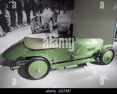 Der Benz Prince Heinrich 1910 ist ein früheres Auto mit einem Vierzylindermotor mit 80 PS. Er wurde für das Prinz Heinrich Race mit einer Höchstgeschwindigkeit von 126 km/h konzipiert Dieses Fahrzeug zeigt die Ingenieurskunst des frühen 20. Jahrhunderts im Motorsport. Stockfoto