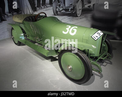 Der Benz Prince Heinrich 1910 ist ein Oldtimer mit 4-Zylinder-Motor, 80 PS und einer Höchstgeschwindigkeit von 126 km/h. Es steht für frühe Innovationen in der Automobilindustrie und Luxustechnik. Stockfoto