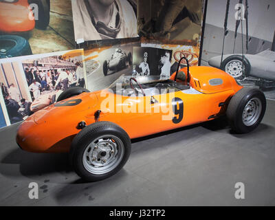 Ein Foto des Formel-II-Rennwagens Porsche 718/2 aus dem Jahr 1960, das sein Design und seine Technik zeigt. Das Auto war bekannt für seine Leistung in Formel-II-Rennen. Stockfoto