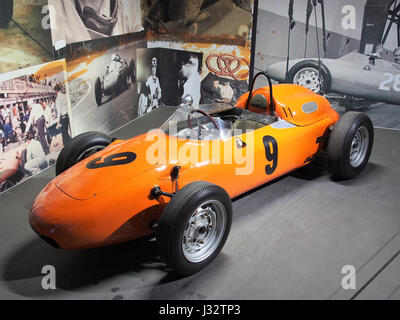 Der Porsche 718/2 Formel-II-Rennwagen 1960 ist ein historisches Rennfahrzeug, das für sein leichtes Design und seinen leistungsstarken Motor bekannt ist. Dieses Modell war Teil des Einstiegs von Porsche in die Formel-II-Rennstrecke und verfügte zu seiner Zeit über fortschrittliche Ingenieurskunst. Die Leistung und das Design des 718/2 machten ihn zu einem bedeutenden Konkurrenten im Motorsport in den frühen 1960er Jahren Stockfoto