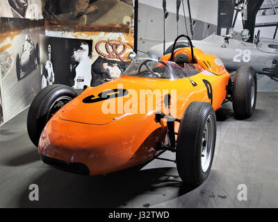 Dieses Foto zeigt einen Porsche 718/2 Formel-II-Rennwagen aus dem Jahr 1960, ein bemerkenswertes Fahrzeug in der Motorsportgeschichte. Bekannt für sein Leichtgewicht und seine aerodynamischen Eigenschaften war der Porsche 718 in den 1960er Jahren ein bedeutender Konkurrent im Formel-II-Rennen Stockfoto