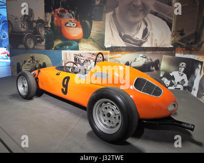 Der Porsche 718/2 Formel-II-Rennwagen 1960, wie in diesem Bild gezeigt, ist ein klassisches Beispiel für das technische Können von Porsche im Motorsport, das in den 1960er Jahren auf Geschwindigkeit und Agilität im Formel-II-Rennen ausgelegt wurde Stockfoto