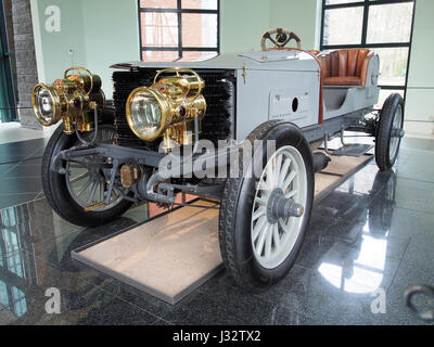 Der 1903 Spyker 60HP ist ein bahnbrechender Allradrennwagen des niederländischen Automobilherstellers Spyker. Dieses Fahrzeug stellt mit seinem innovativen Design und den technologischen Fortschritten im Rennsport des frühen 20. Jahrhunderts einen wichtigen Meilenstein in der Automobiltechnik dar. Stockfoto