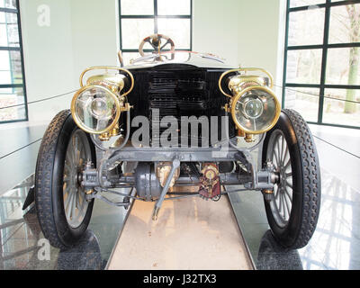 Der 1903 Spyker Rennwagen mit Allradantrieb und 60 PS ist ein frühes Beispiel für innovative Automobiltechnik und zeigt Spykers Pionierleistungen in Sachen Fahrzeugdesign und Renngeschichte. Stockfoto