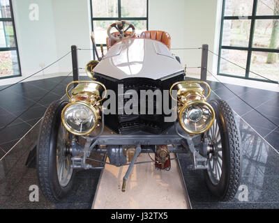 Ein historisches Foto des 1903 Spyker 60HP, eines frühen Rennwagens mit Allradantrieb. Dieses bahnbrechende Automobil stellt einen wichtigen Moment in der Automobiltechnik und Renngeschichte dar. Stockfoto