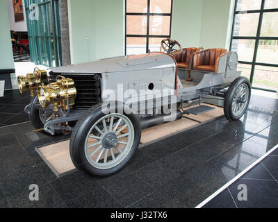 Der 1903 Spyker Rennwagen mit Allradantrieb und 60 PS ist ein Fahrzeug aus dem frühen 20. Jahrhundert, das für seine innovative Technik bekannt ist. Dieses Fahrzeug war ein Pioniermodell im Motorsport und zeigte den Einsatz des Allradantriebs im Wettkampf. Stockfoto