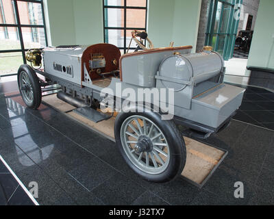 Der 1903 Spyker 60 PS Allradantrieb Racing Car, ein Pionierfahrzeug in der frühen Motorsport-Geschichte, mit fortschrittlicher Allradantrieb-Technologie für seine Zeit. Das Fahrzeug ist ein Schlüsselmoment in der Automobiltechnik und der Innovation im Rennsport. Stockfoto
