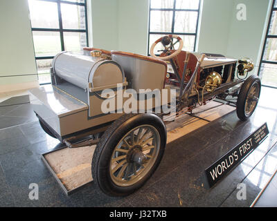Der 1903 Spyker 60HP ist ein bahnbrechender Rennwagen mit Allradantrieb aus dem frühen 20. Jahrhundert. Dieses Foto zeigt seine innovative Technik und sein Design, mit einem leistungsstarken 60-PS-Motor und einem bahnbrechenden Allradantrieb, einer Technologie, die die Bühne für moderne Rennfahrzeuge bereitete. Stockfoto