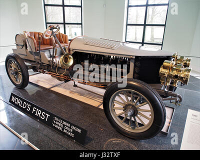 Dieses Foto zeigt einen 1903 Spyker 60HP, ein bahnbrechendes Rennauto mit Allradantrieb. Bekannt für seine innovative Technik, war das Fahrzeug eines der ersten, das Allradantrieb für Rennzwecke einbaute. Stockfoto