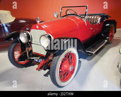 Dieses Bild zeigt einen 1920er Stutz Bearcat, einen klassischen amerikanischen Sportwagen, der für seinen leistungsstarken 6-Liter-Motor und seine 80 PS Leistung bekannt ist. Das Auto ist ein Beispiel für das Design und die Ingenieurskunst des frühen 20. Jahrhunderts. Stockfoto