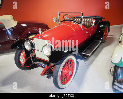 Der 1920er Stutz Bearcat ist ein amerikanischer Klassiker, der für seinen leistungsstarken 6-Liter-Vierzylindermotor mit 80 PS bekannt ist. Es war eine beliebte Wahl unter Autofahrern des frühen 20. Jahrhunderts. Stockfoto