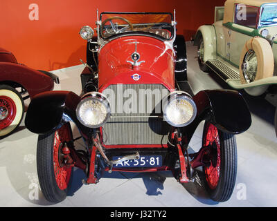 Der 1920er Stutz Bearcat ist ein klassisches Automobil mit einem 6-Liter-Vierzylindermotor mit 80 PS. Bekannt für seinen Luxus und seine Leistung, bleibt es ein begehrtes Sammlerstück. Stockfoto