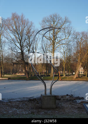 Dieses Foto zeigt ein Kunstobjekt (Kunstinstallation) im Oosterpark, Amsterdam. Die Installation ist Teil der kulturellen Landschaft des Parks und trägt zur künstlerischen Umgebung des Gebiets bei. Stockfoto