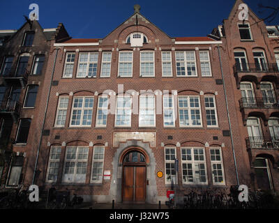 Dieses Bild zeigt eine Szene auf dem 's-Gravesandeplein vor der Oosterparkschool. Das Gebiet ist ein typisches städtisches Umfeld, wobei die Schule eine wichtige Gemeinschaftseinrichtung im Stadtteil Oosterpark von Amsterdam ist. Stockfoto