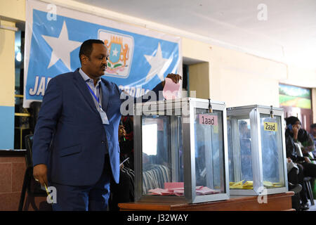 Ein Mitglied des Hauses des Volkes wirft seine Stimme bei der Wahl für das erste und zweite stellvertretende Sprecher des Hauses der Menschen des Bundestages in Mogadischu, Somalia am 12. Januar 2017. AMISOM Foto / Omar Abdisalan Stockfoto