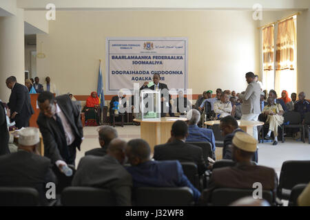 Senatoren, die gehören ins Oberhaus stimmen ihre, der Sprecher des Oberhauses, sowie die beiden stellvertretenden Lautsprecher, während eine Wahl in Mogadischu, Somalia, am 22. Januar 2017 zu bestimmen. AMISOM Foto / Tobin Jones Stockfoto