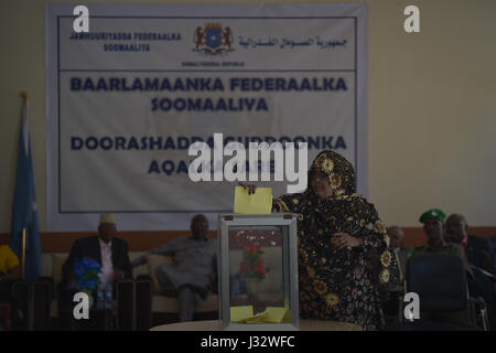 Senatoren, die gehören ins Oberhaus stimmen ihre, der Sprecher des Oberhauses, sowie die beiden stellvertretenden Lautsprecher, während eine Wahl in Mogadischu, Somalia, am 22. Januar 2017 zu bestimmen. AMISOM Foto / Tobin Jones Stockfoto